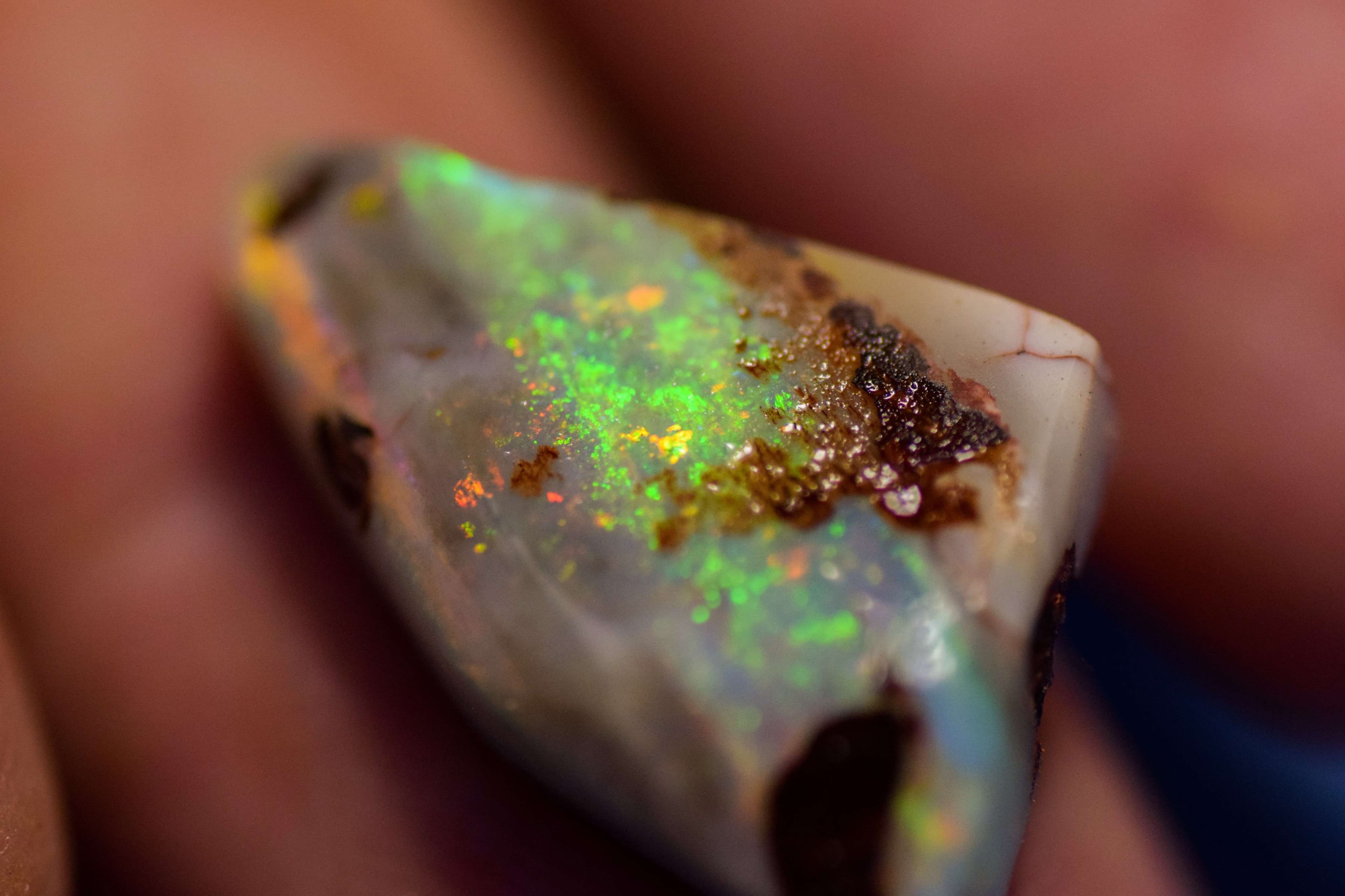 Green flashes in opal