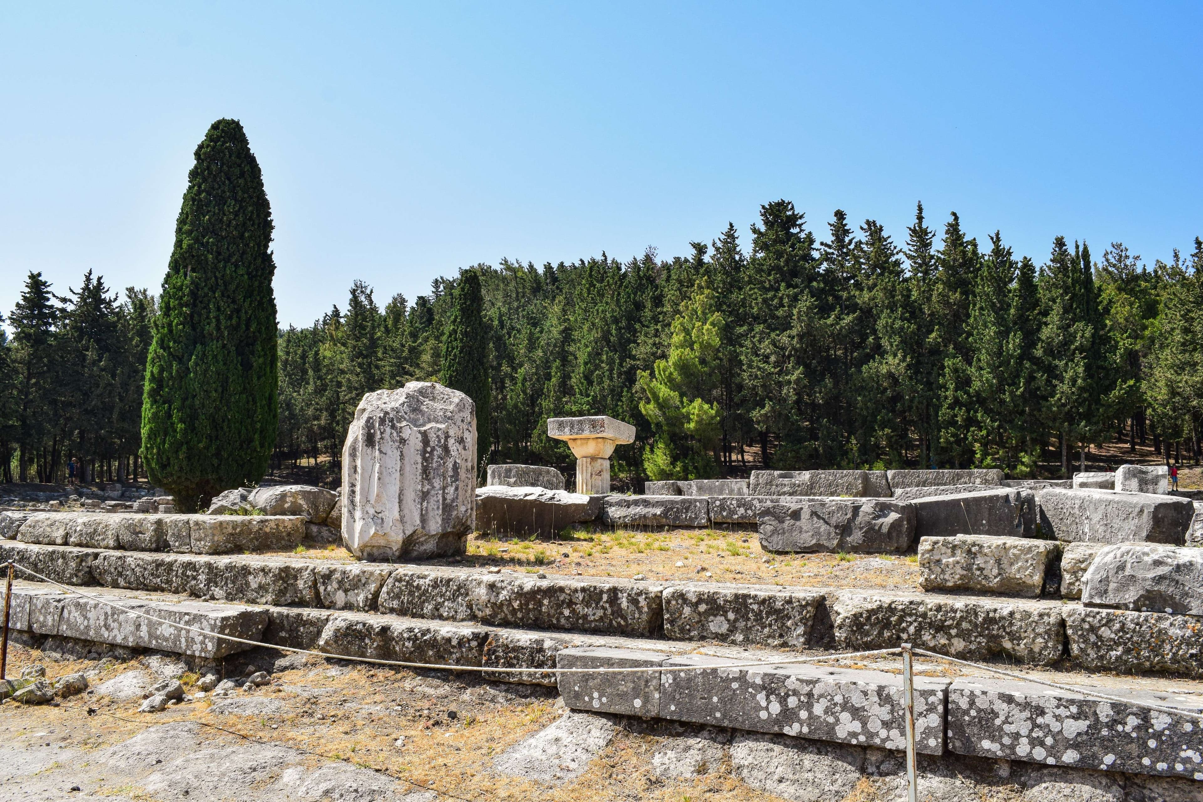 There are many stone blocks in the middle of a field.